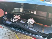 Skibox mit Snowboard und Bindungen, offen im Fahrzeugraum.