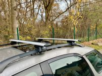 Dachgepäckträger auf einem Auto, auf einem Parkplatz in der Natur.
