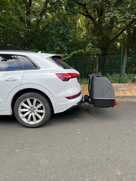 Ein weißer SUV mit einem montierten Fahrradträger auf der hinteren Anhängerkupplung.